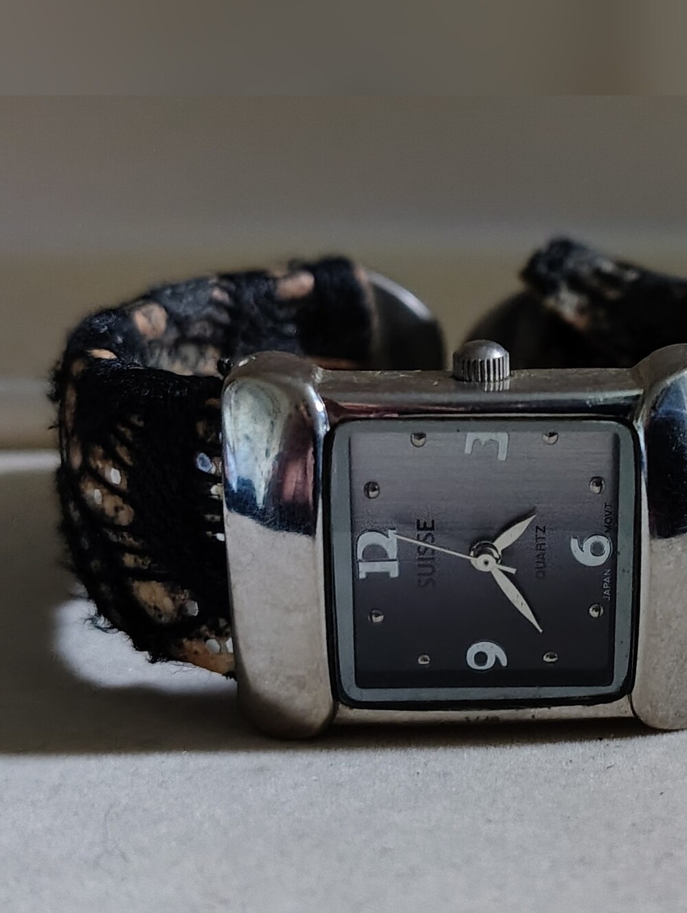 ⌚ Suisse Quartz Square Black Dial Watch with Trimmed Fabric Band ⌚